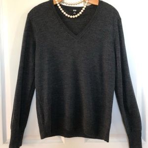 EUC Uniqlo v neck merino dark grey sweater.